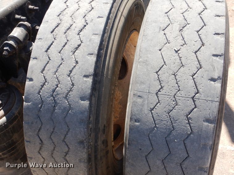 image for item HC9082 2007 Freightliner Columbia 120  semi truck