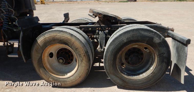 image for item HC9082 2007 Freightliner Columbia 120  semi truck