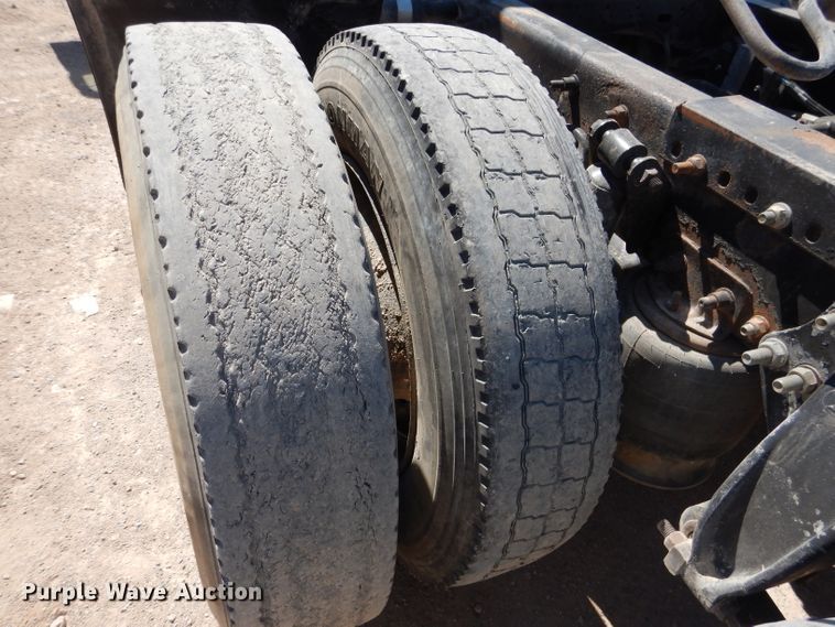 image for item HC9082 2007 Freightliner Columbia 120  semi truck