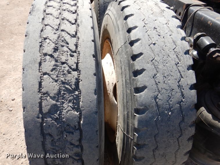 image for item HC9082 2007 Freightliner Columbia 120  semi truck