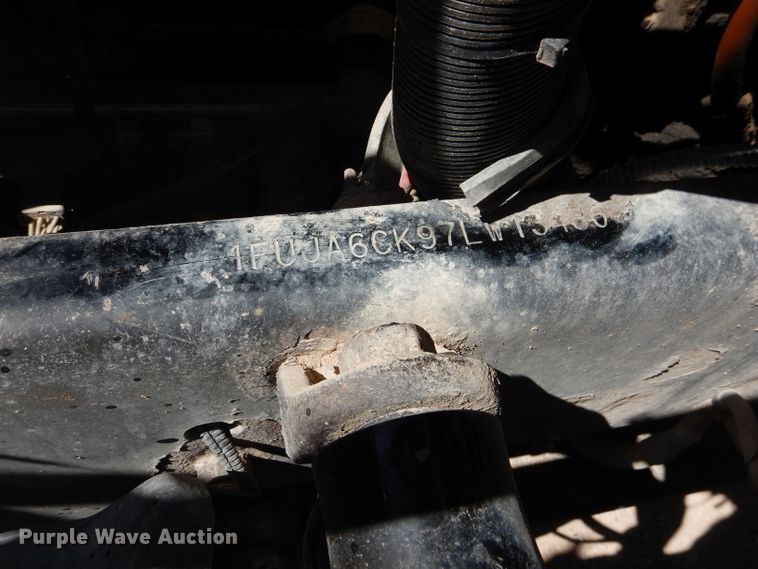 image for item HC9082 2007 Freightliner Columbia 120  semi truck