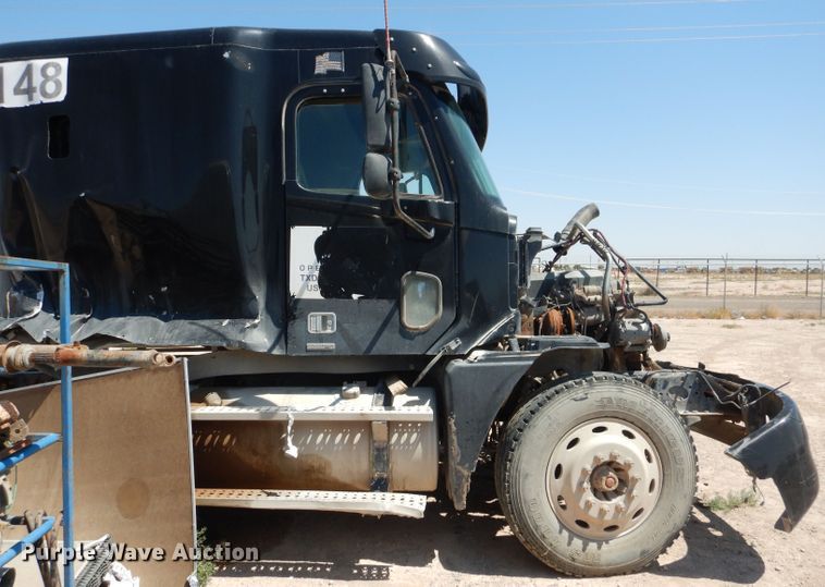 image for item HC9083 2007 Freightliner Columbia 120  semi truck