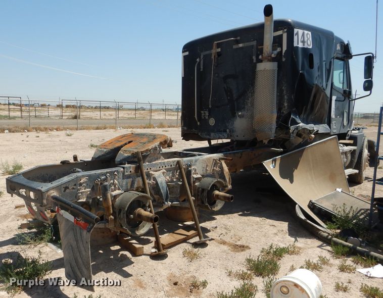 image for item HC9083 2007 Freightliner Columbia 120  semi truck