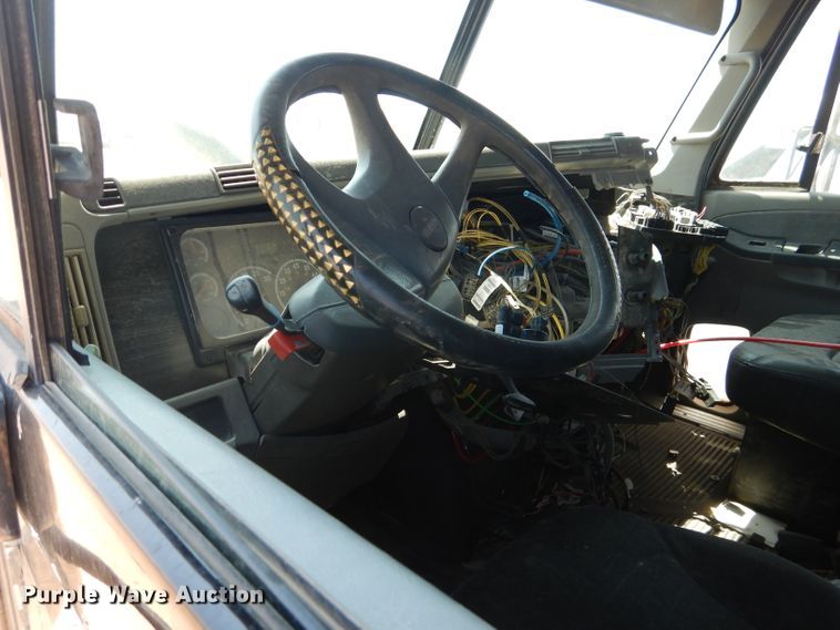 image for item HC9083 2007 Freightliner Columbia 120  semi truck