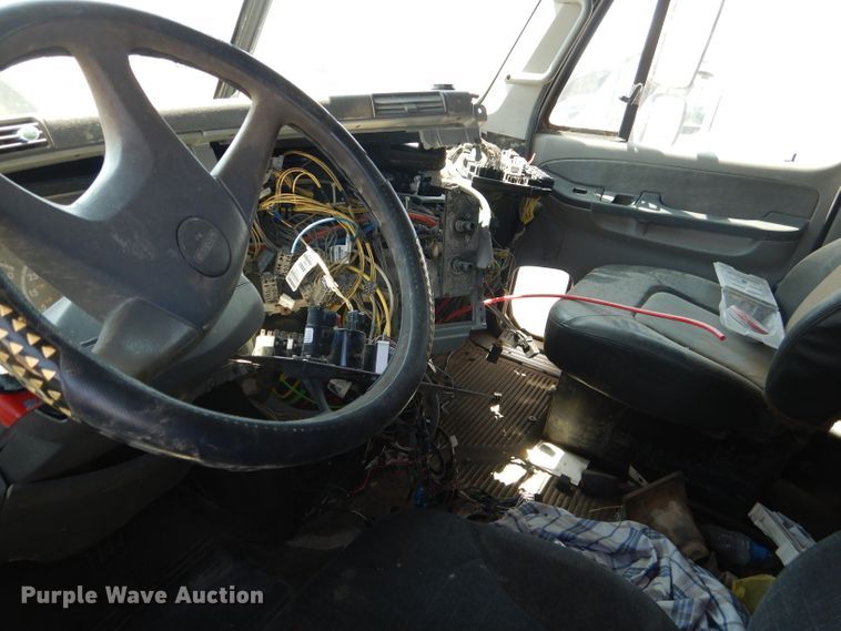 image for item HC9083 2007 Freightliner Columbia 120  semi truck