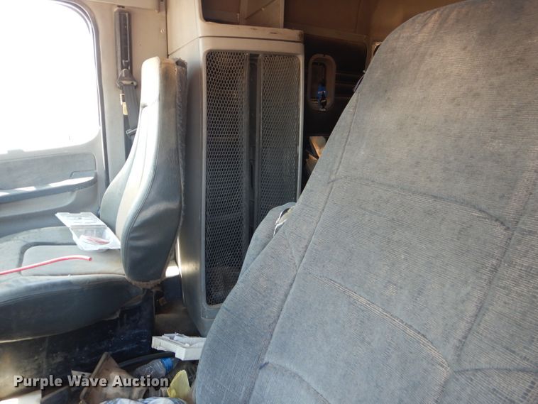 image for item HC9083 2007 Freightliner Columbia 120  semi truck