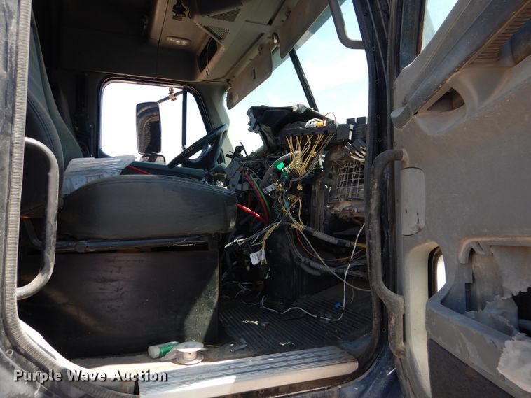 image for item HC9083 2007 Freightliner Columbia 120  semi truck