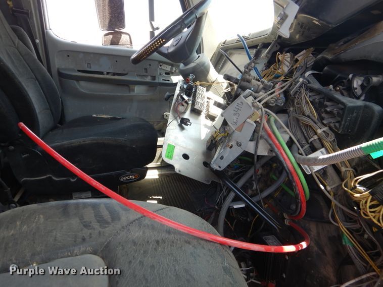 image for item HC9083 2007 Freightliner Columbia 120  semi truck