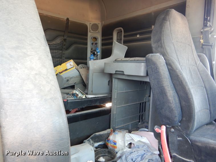 image for item HC9083 2007 Freightliner Columbia 120  semi truck