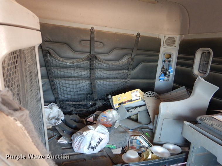 image for item HC9083 2007 Freightliner Columbia 120  semi truck