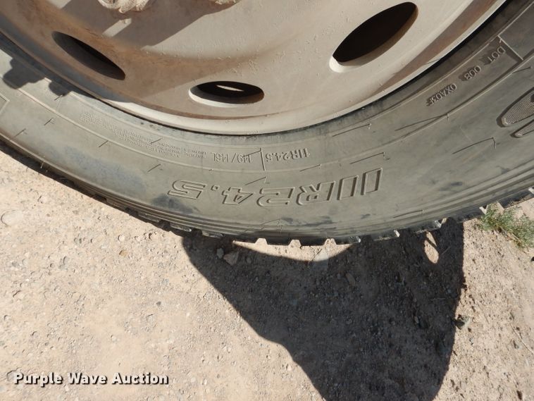 image for item HC9083 2007 Freightliner Columbia 120  semi truck