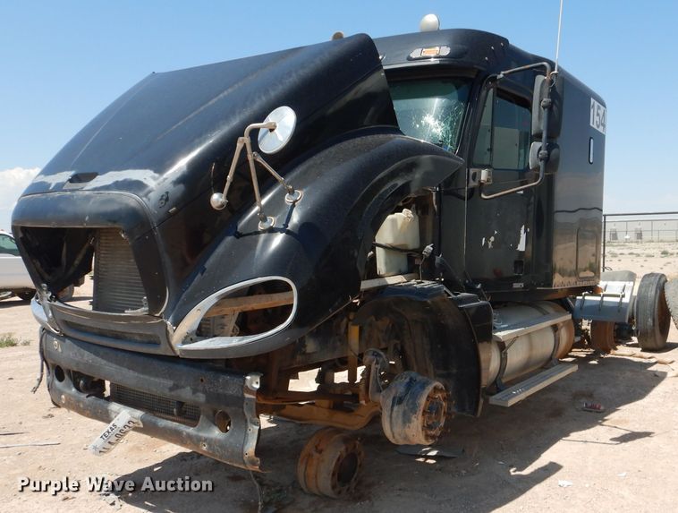 image for item HC9084 2007 Freightliner Columbia 120  semi truck