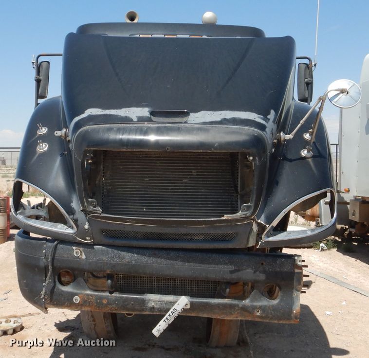 image for item HC9084 2007 Freightliner Columbia 120  semi truck