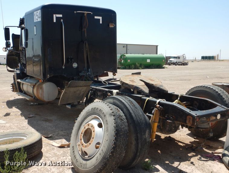 image for item HC9084 2007 Freightliner Columbia 120  semi truck