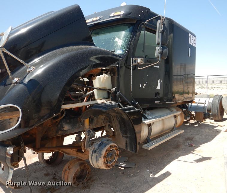 image for item HC9084 2007 Freightliner Columbia 120  semi truck