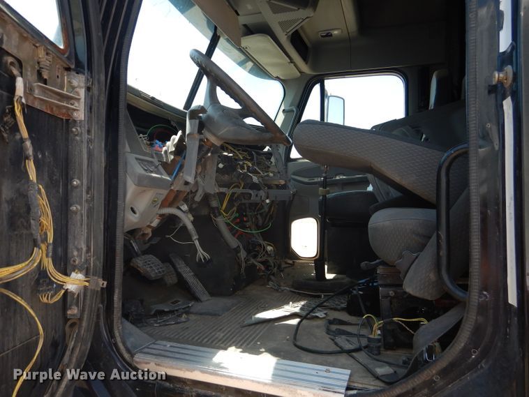 image for item HC9084 2007 Freightliner Columbia 120  semi truck