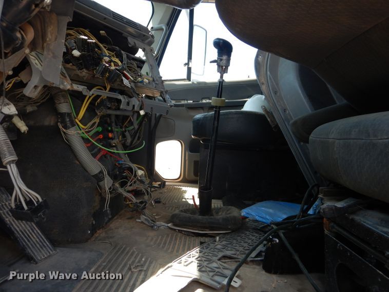 image for item HC9084 2007 Freightliner Columbia 120  semi truck