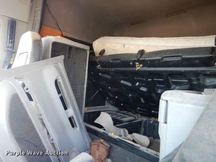 image for item HC9084 2007 Freightliner Columbia 120  semi truck