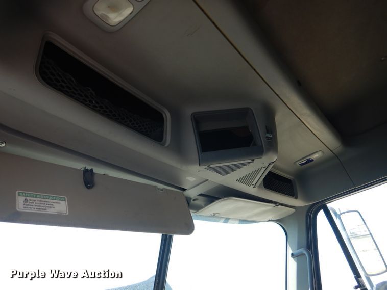 image for item HC9084 2007 Freightliner Columbia 120  semi truck