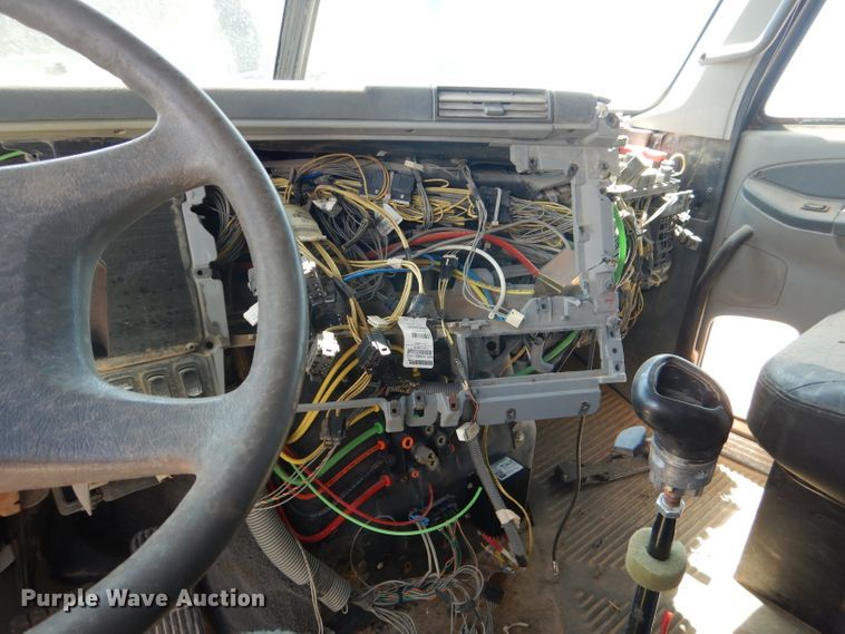 image for item HC9084 2007 Freightliner Columbia 120  semi truck