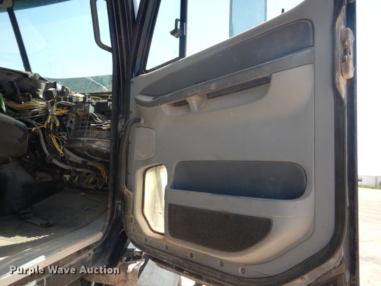 image for item HC9084 2007 Freightliner Columbia 120  semi truck