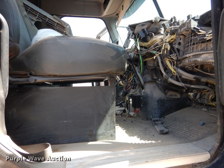 image for item HC9084 2007 Freightliner Columbia 120  semi truck