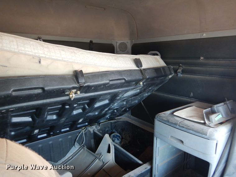 image for item HC9084 2007 Freightliner Columbia 120  semi truck