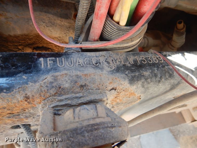 image for item HC9084 2007 Freightliner Columbia 120  semi truck