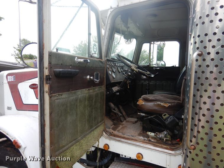 image for item HV9175 1975 Peterbilt 359M  semi truck