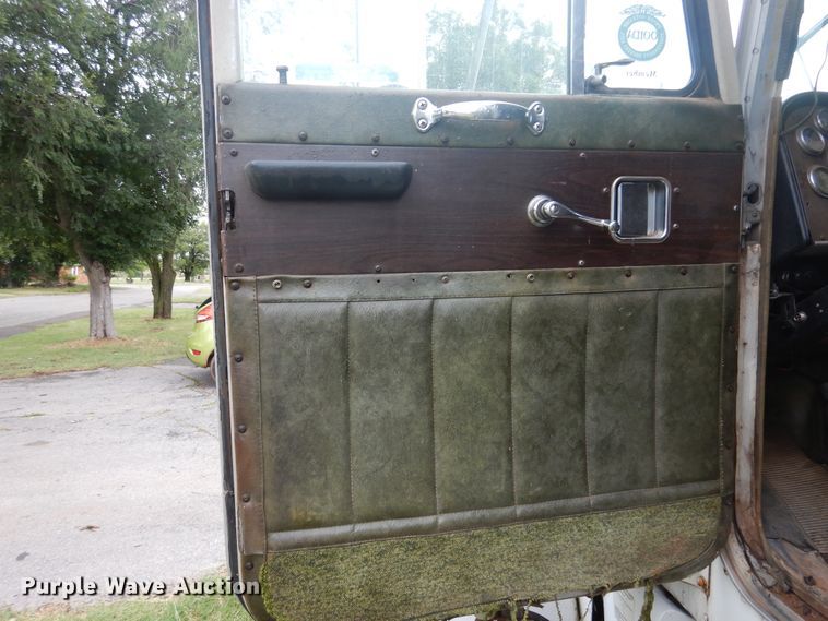 image for item HV9175 1975 Peterbilt 359M  semi truck