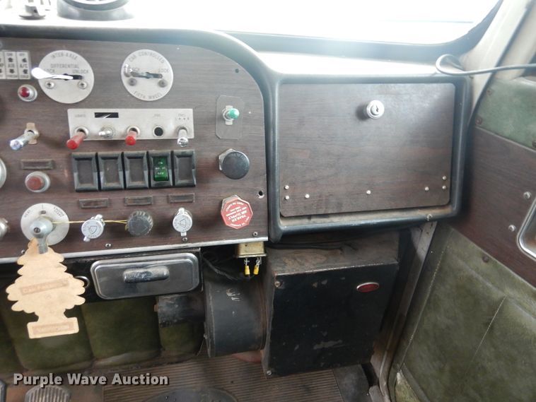 image for item HV9175 1975 Peterbilt 359M  semi truck