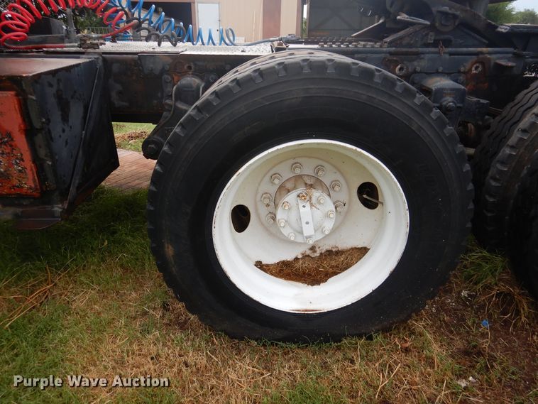 image for item HV9175 1975 Peterbilt 359M  semi truck