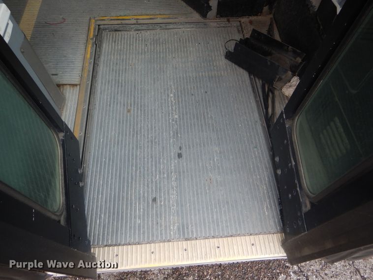 image for item DF3081 2007 Gillig G27D102N4 shuttle bus