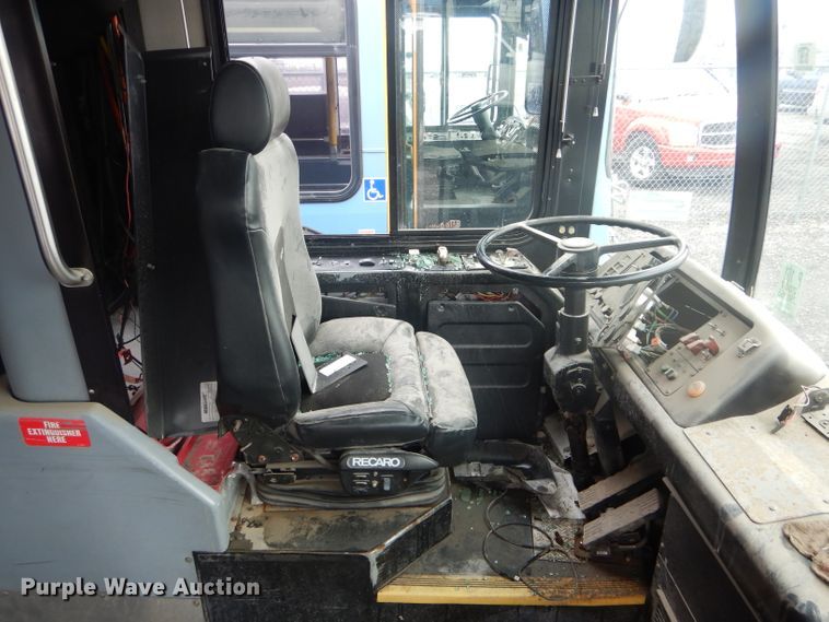 image for item DF3081 2007 Gillig G27D102N4 shuttle bus