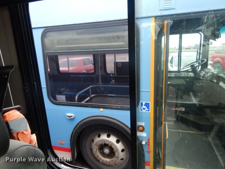 image for item DF3081 2007 Gillig G27D102N4 shuttle bus