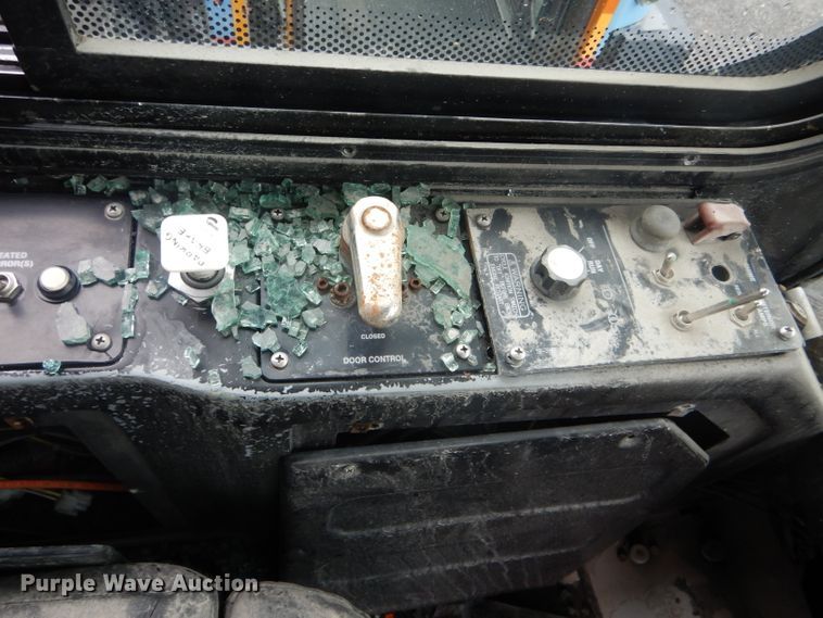 image for item DF3081 2007 Gillig G27D102N4 shuttle bus