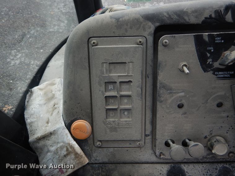 image for item DF3081 2007 Gillig G27D102N4 shuttle bus