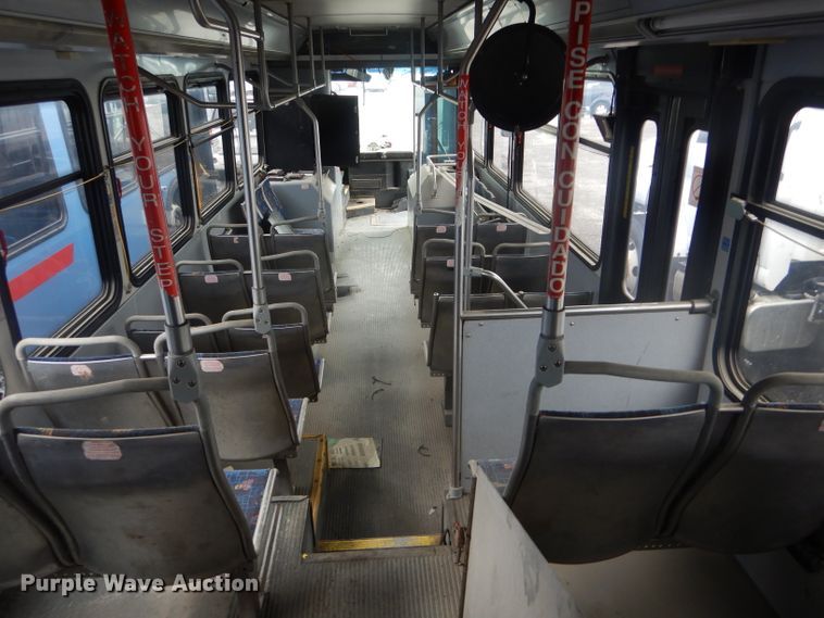 image for item DF3081 2007 Gillig G27D102N4 shuttle bus