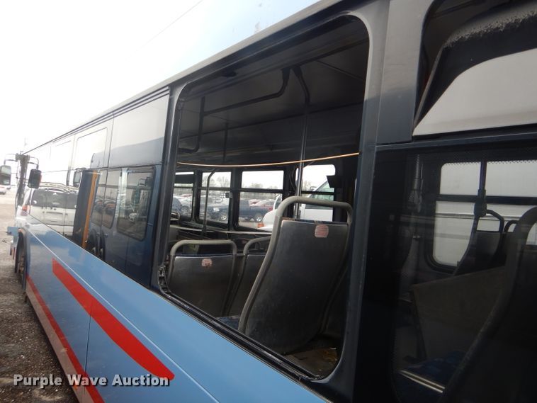 image for item DF3081 2007 Gillig G27D102N4 shuttle bus