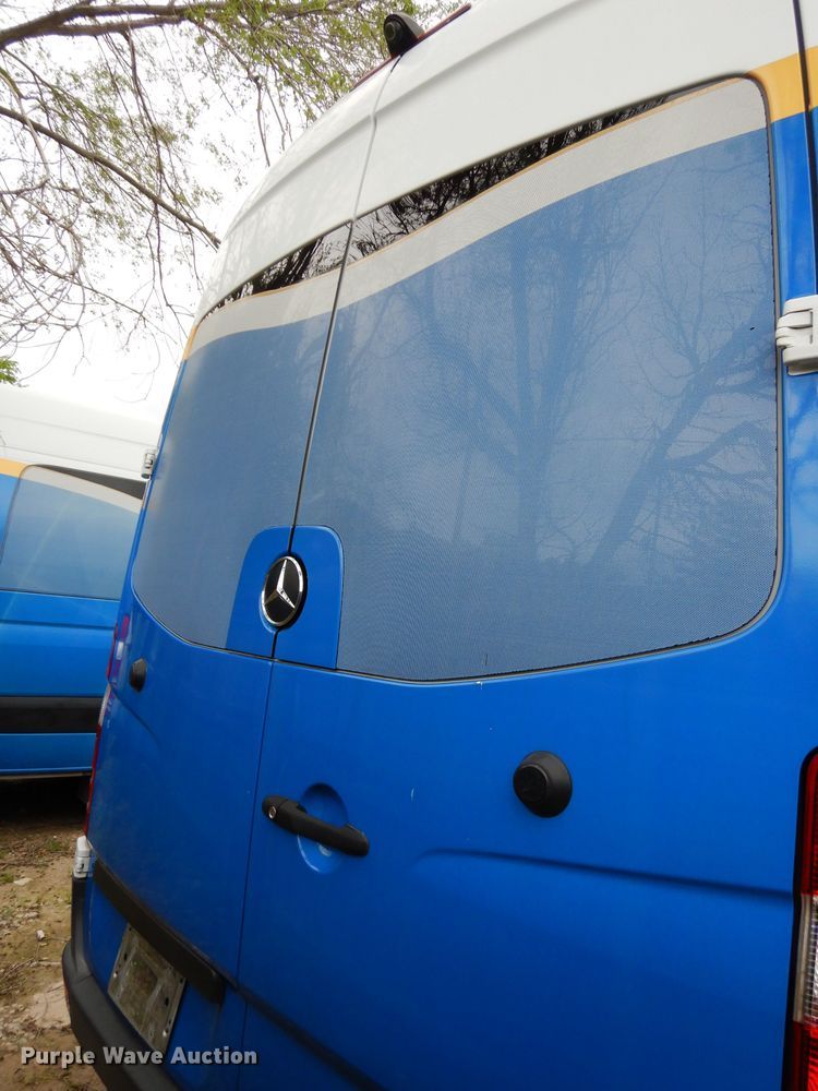 image for item DF4015 2015 Mercedes Benz Sprinter 3500  shuttle bus