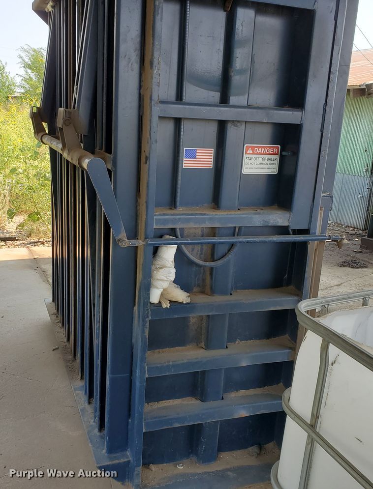 image for item DF5680 Marathon V-7230HD vertical refuse baler