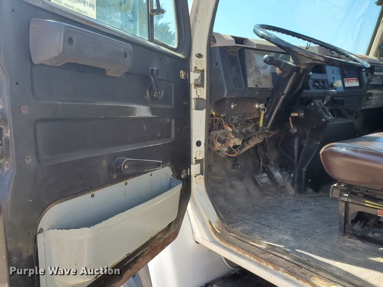 image for item DF5706 1997 International 4800  Crew Cab flatbed truck