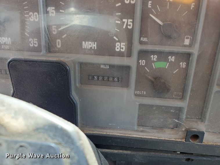 image for item DF5706 1997 International 4800  Crew Cab flatbed truck