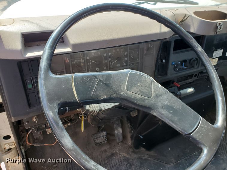 image for item DF5706 1997 International 4800  Crew Cab flatbed truck