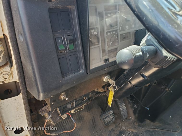 image for item DF5706 1997 International 4800  Crew Cab flatbed truck