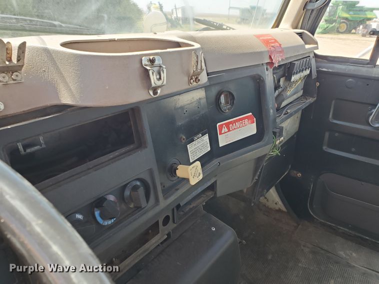 image for item DF5706 1997 International 4800  Crew Cab flatbed truck