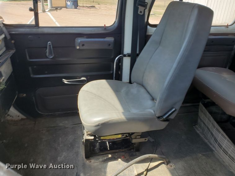 image for item DF5706 1997 International 4800  Crew Cab flatbed truck