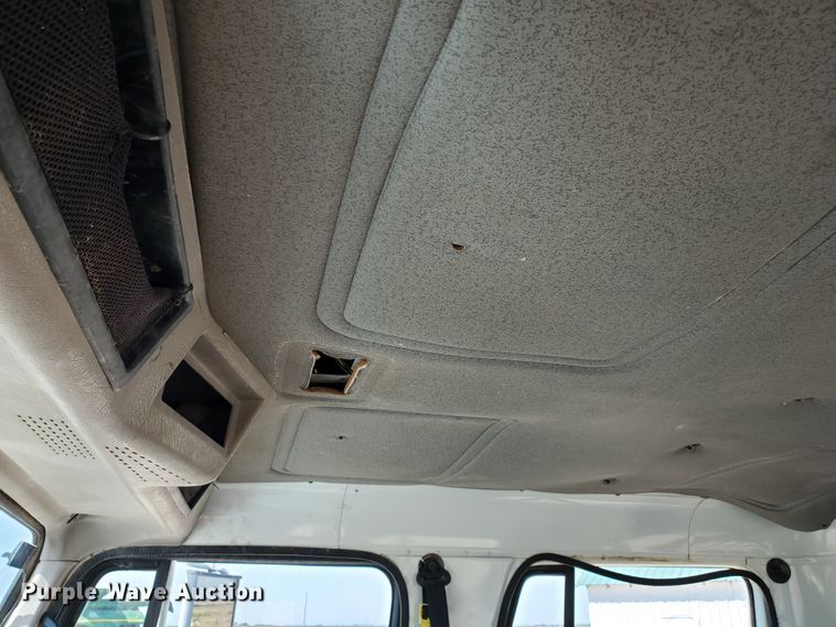 image for item DF5706 1997 International 4800  Crew Cab flatbed truck