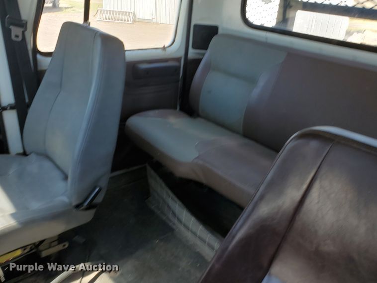 image for item DF5706 1997 International 4800  Crew Cab flatbed truck