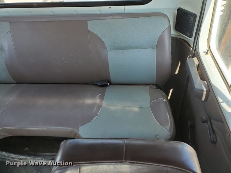 image for item DF5706 1997 International 4800  Crew Cab flatbed truck